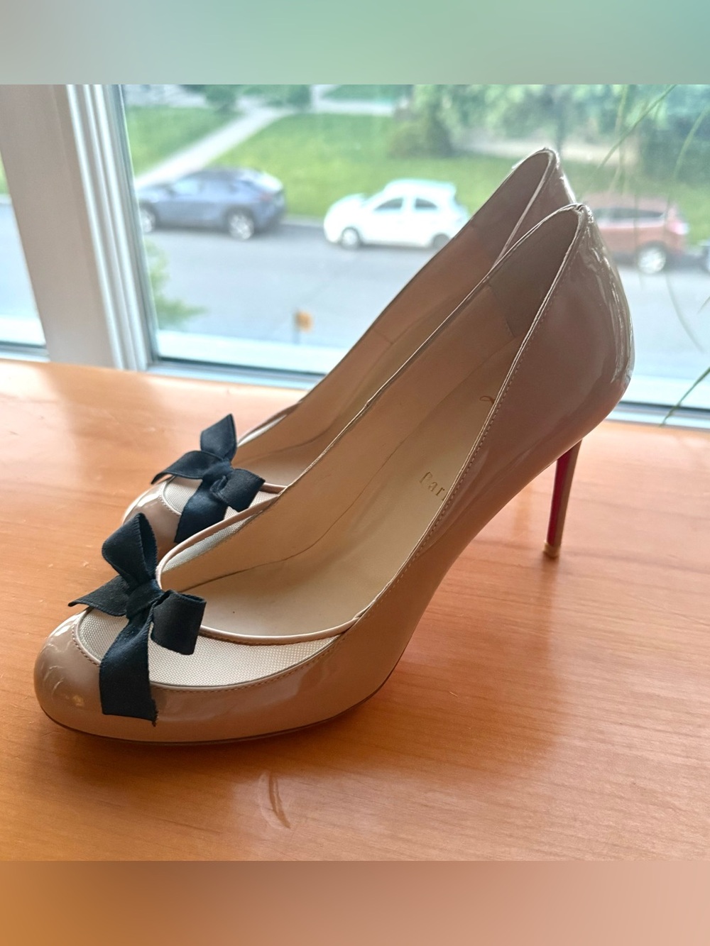 Christian Louboutin Nude Patent Leather Bow Peep-Toe Heels with Black Bows - Picture 3 of 7
